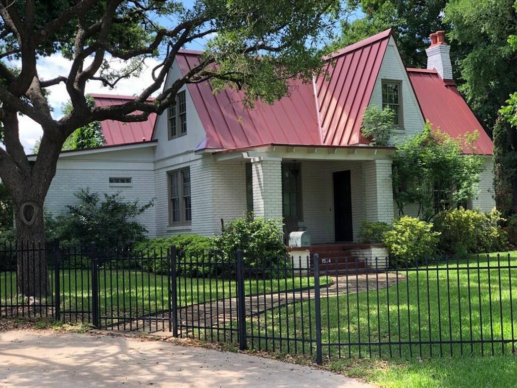 1564 Stemmons Avenue - Photo 1