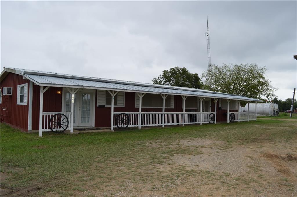300 Farm Road 3505 - Photo 1