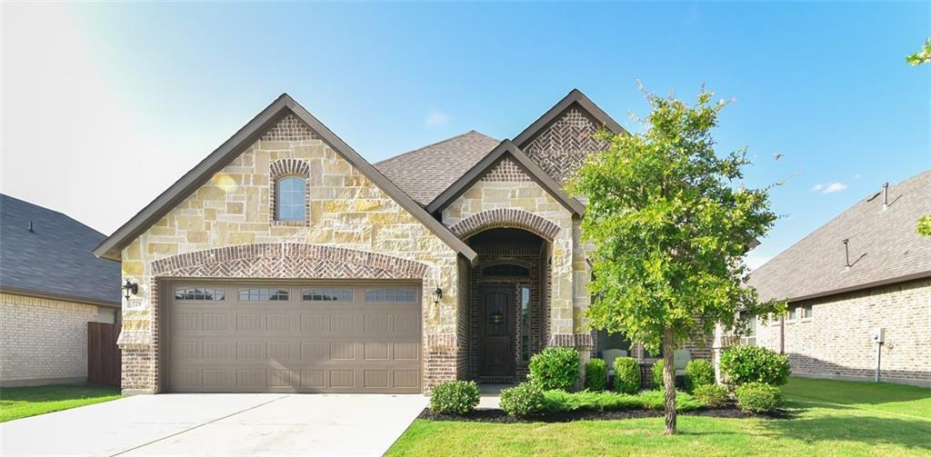 725 Ravenwood Drive - Photo 1
