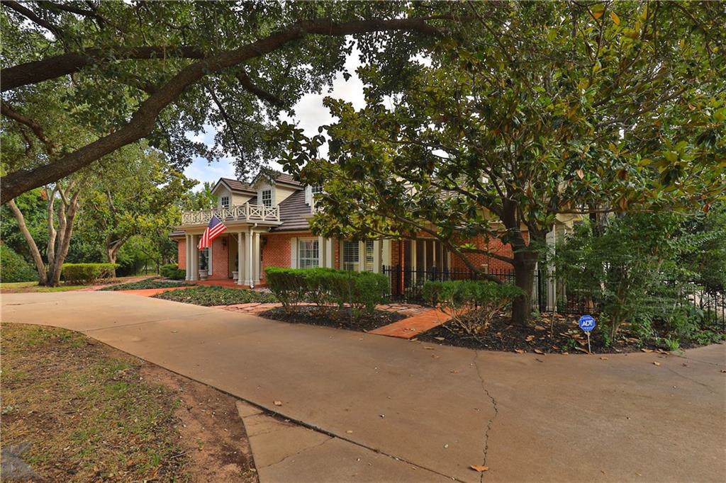 2526 Shoreline Drive - Photo 1