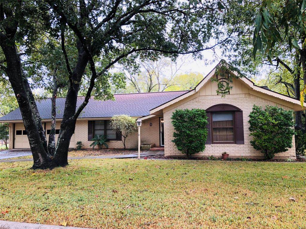 310 Woodlawn Drive - Photo 1