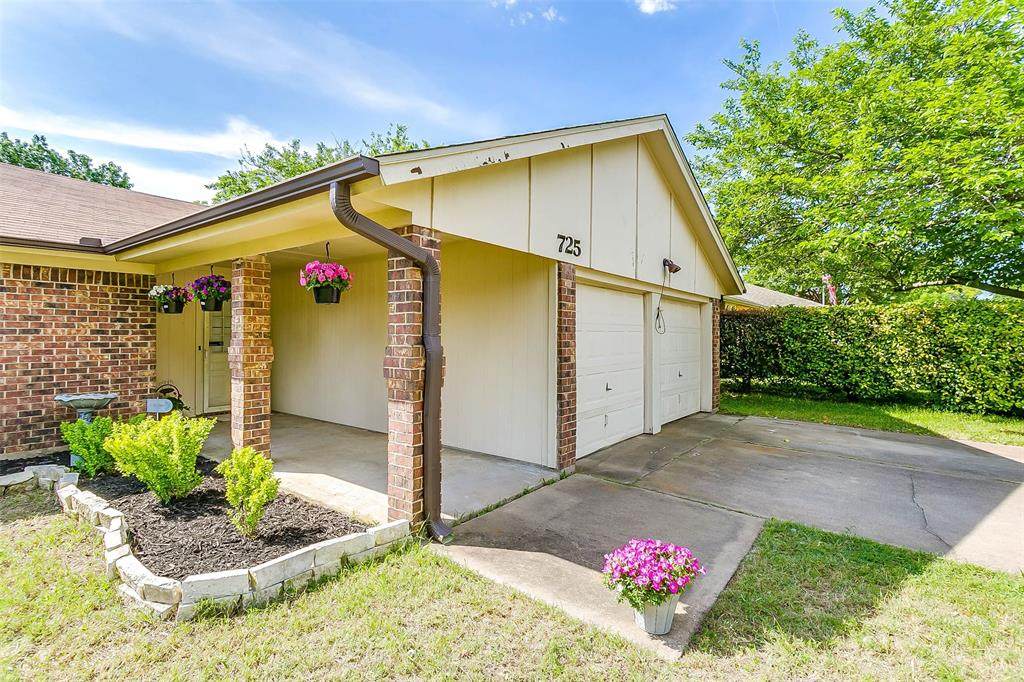 725 Lynne Lane - Photo 1 725 Lynne Lane - Photo 1