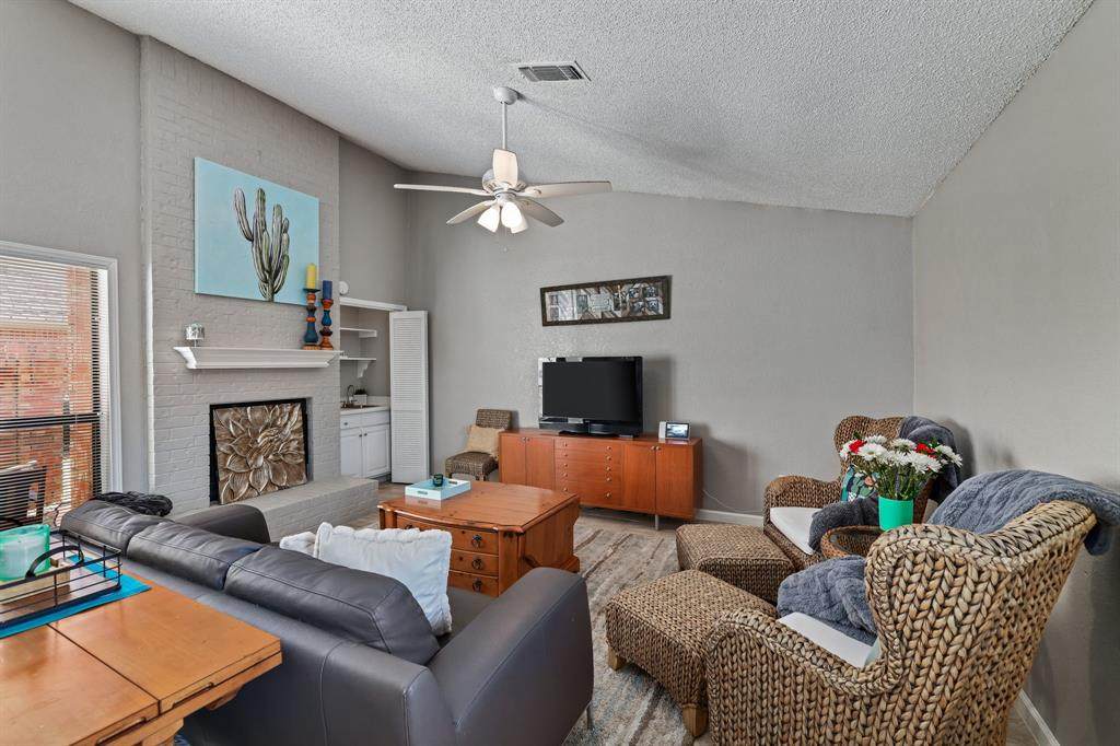 905 Cedarland Boulevard - Photo 1