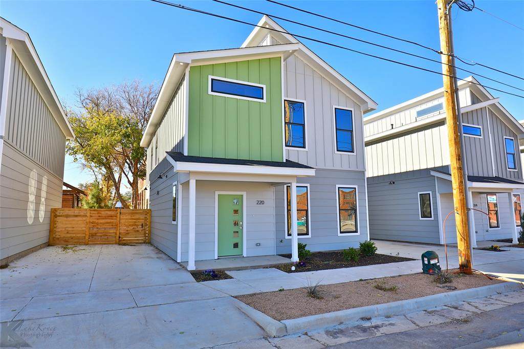 220 Pecan Street - Photo 1