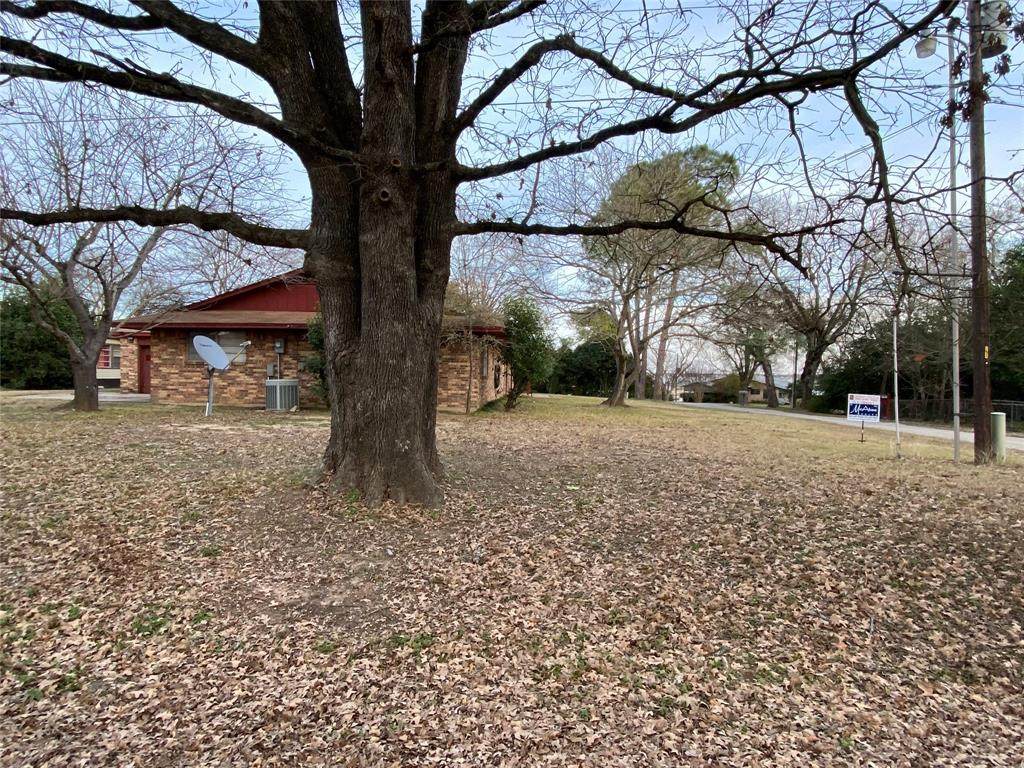 1004 Holiday Circle - Photo 1