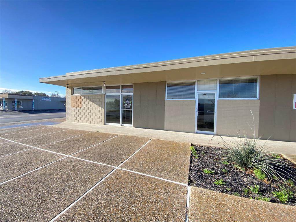 140 Ridgeway - Photo 1