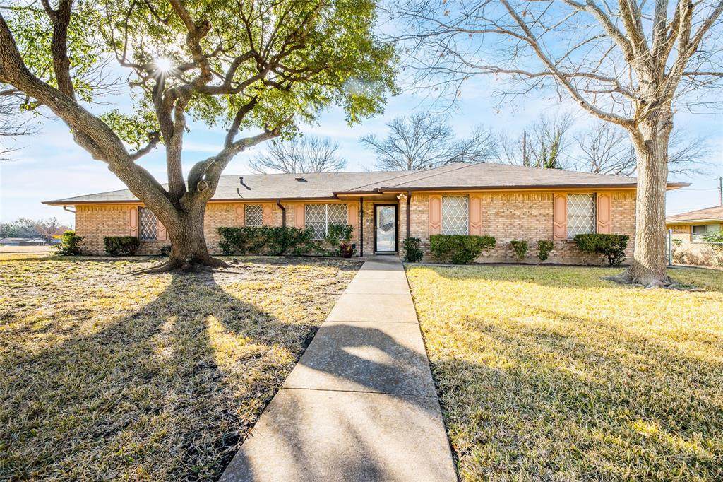 902 Maplecrest Drive - Photo 1