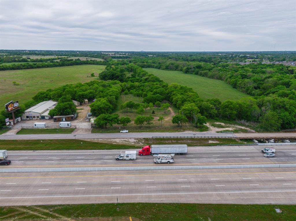 000 Interstate 35 - Photo 1