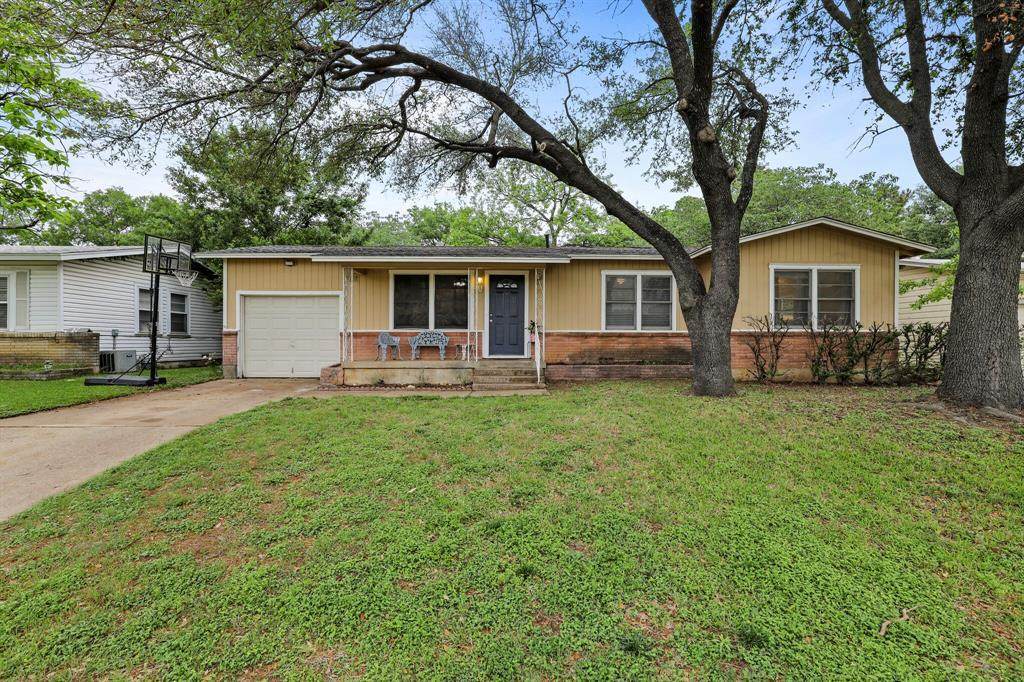 228 Pecan Street - Photo 1