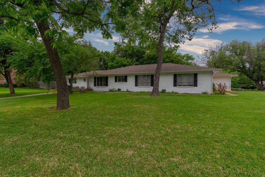 2906 Tanglewood Drive - Photo 1