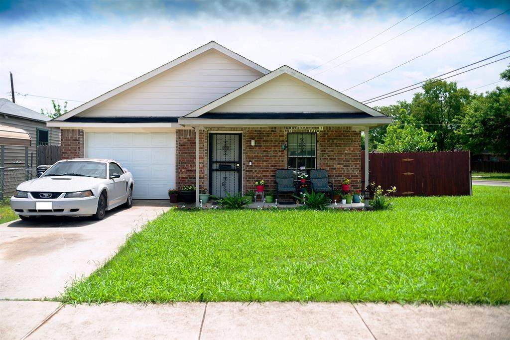 2702 Moffatt Avenue - Photo 1