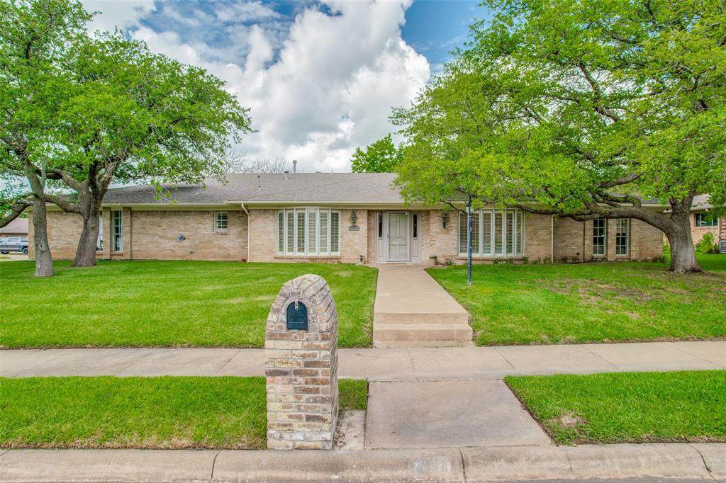 1649 Crescent Drive - Photo 1