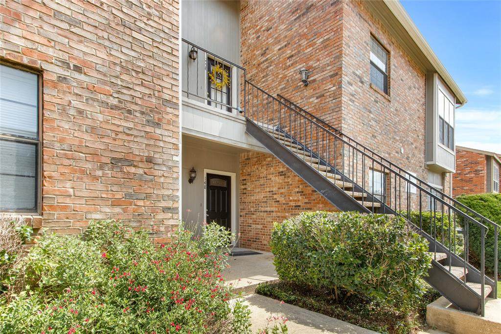 411 Pebble Way - Photo 1