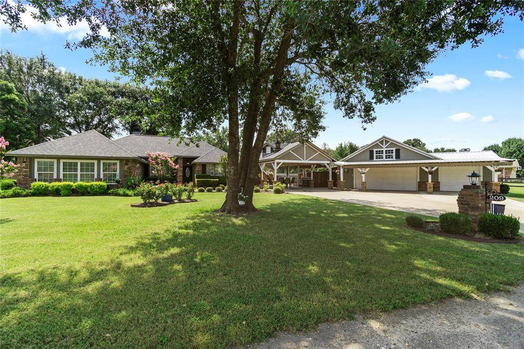 209 Lakeview Circle - Photo 1