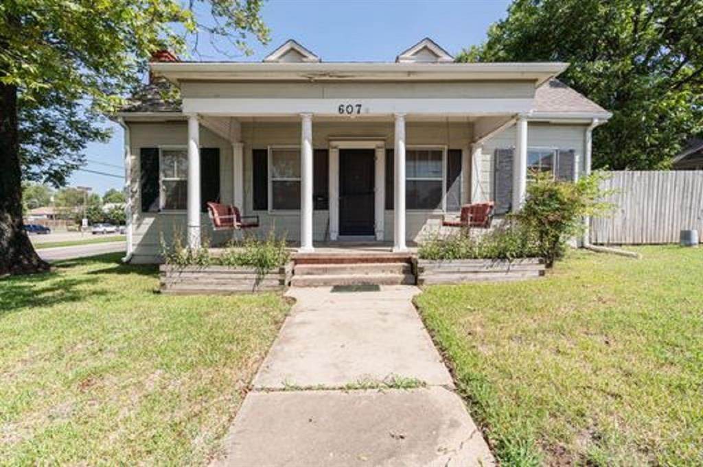 607 Clarksville Street - Photo 1