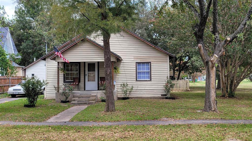 305 Dallas Street - Photo 1