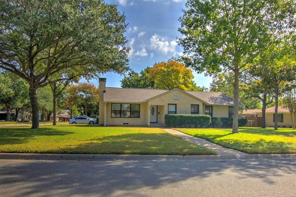 506 Northlake Drive - Photo 1