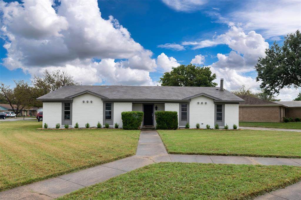 320 Matthew Drive - Photo 1