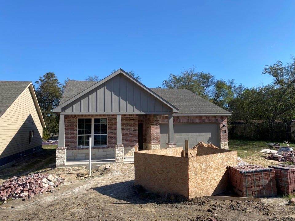 915 Sayle Street - Photo 1