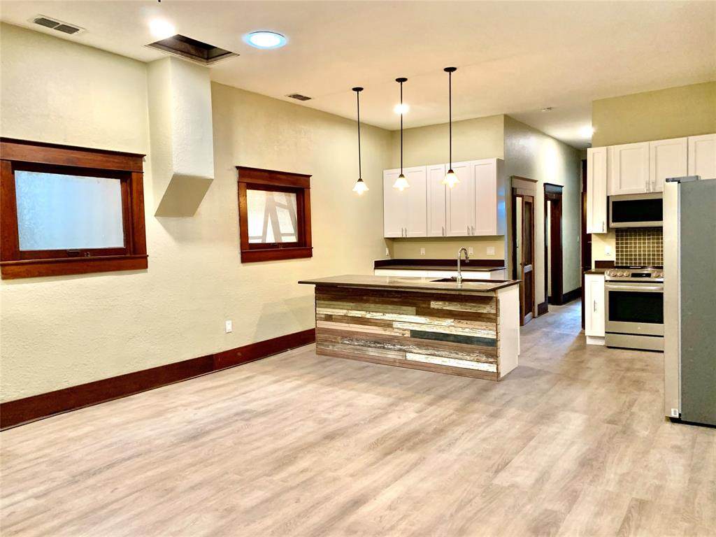 113 Lamar - Photo 1
