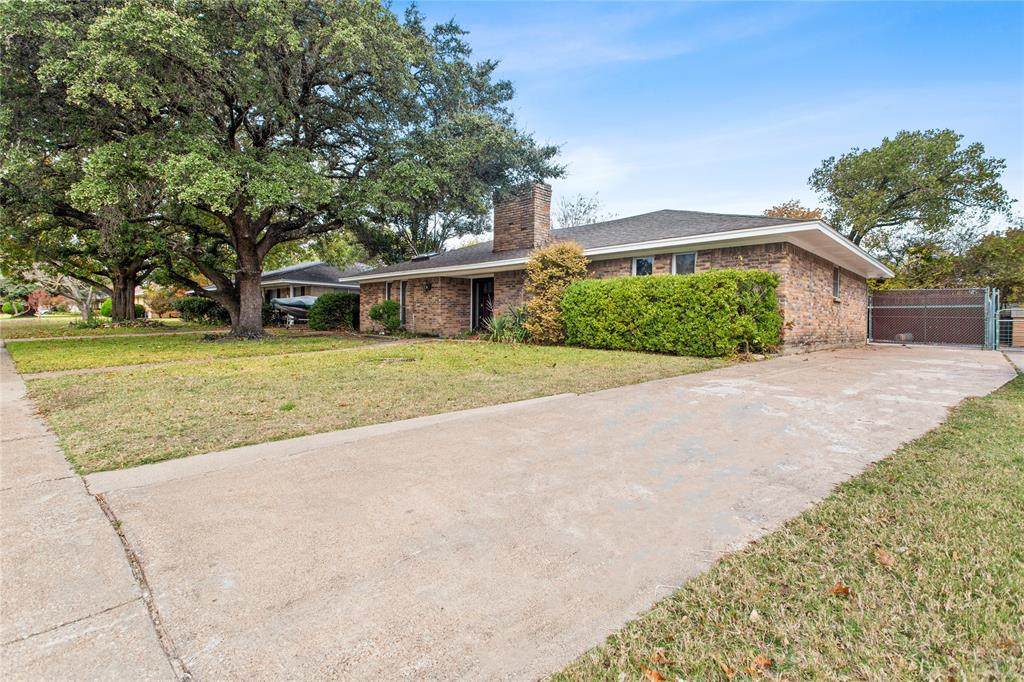 2727 Cypress Circle - Photo 1