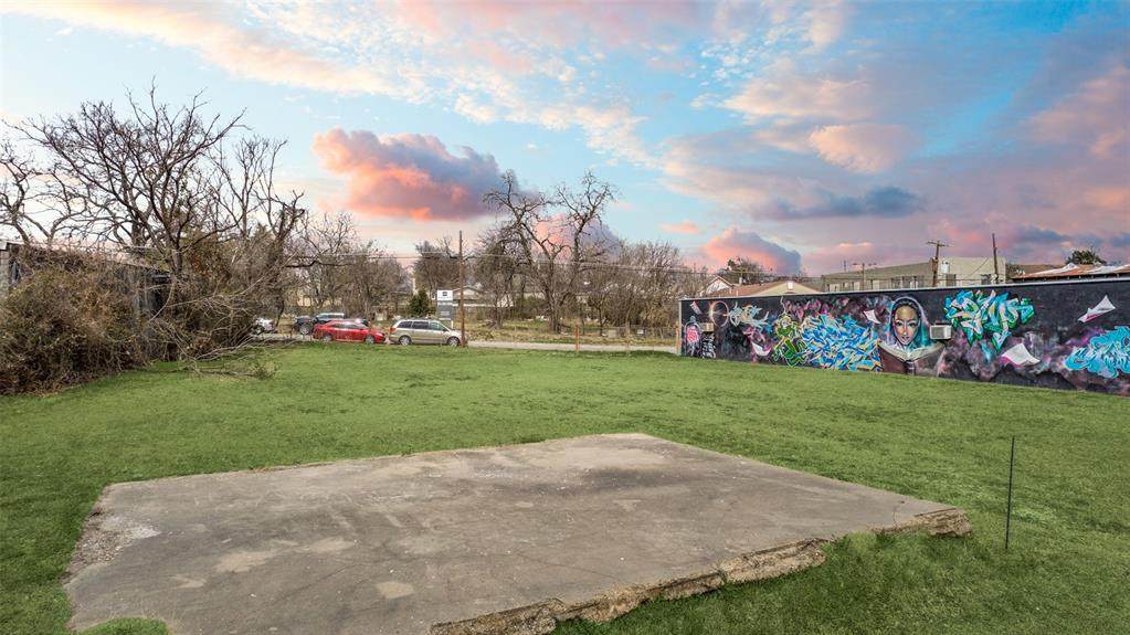 1225 Fort Worth Avenue - Photo 1