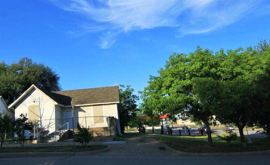 1302 Calhoun Street - Photo 1