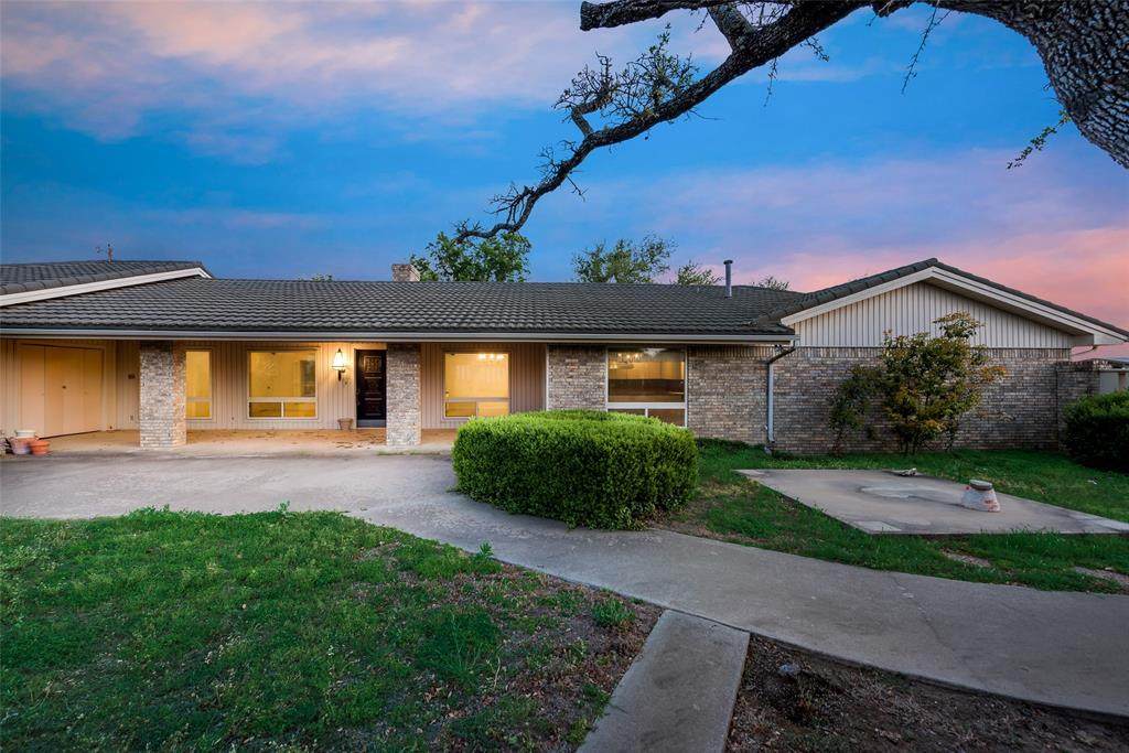105 Robin Avenue - Photo 1