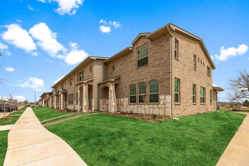 3301 Solana Circle - Photo 1