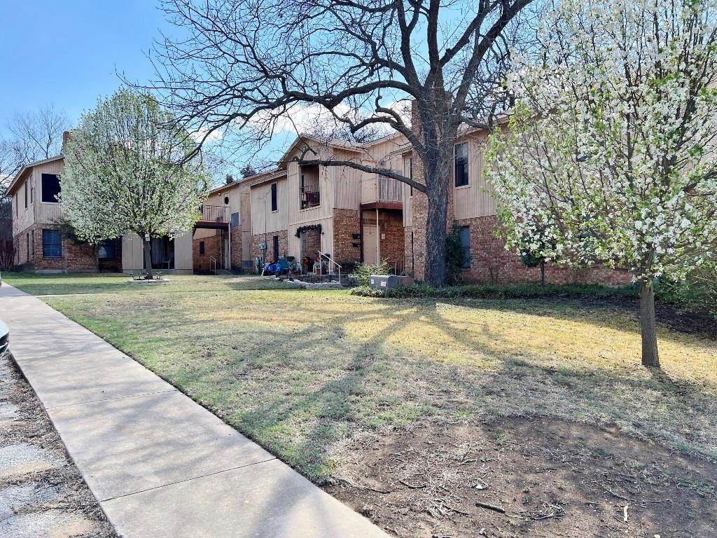 605 West Oak Drive - Photo 1