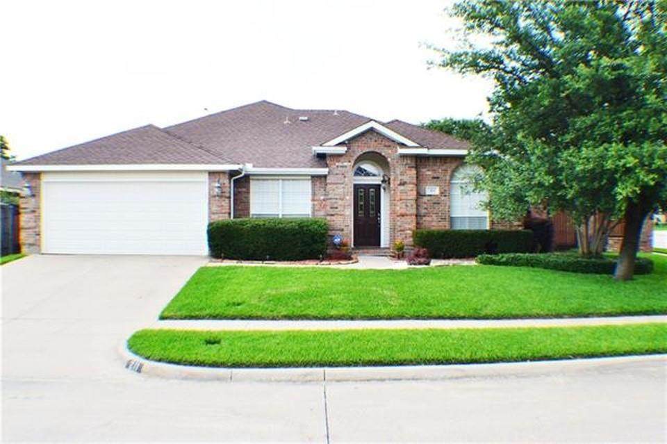 211 Crestview Drive - Photo 1