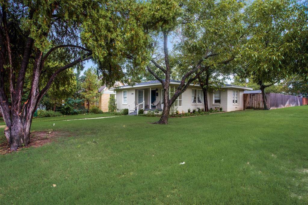 2100 Thomas Place - Photo 1