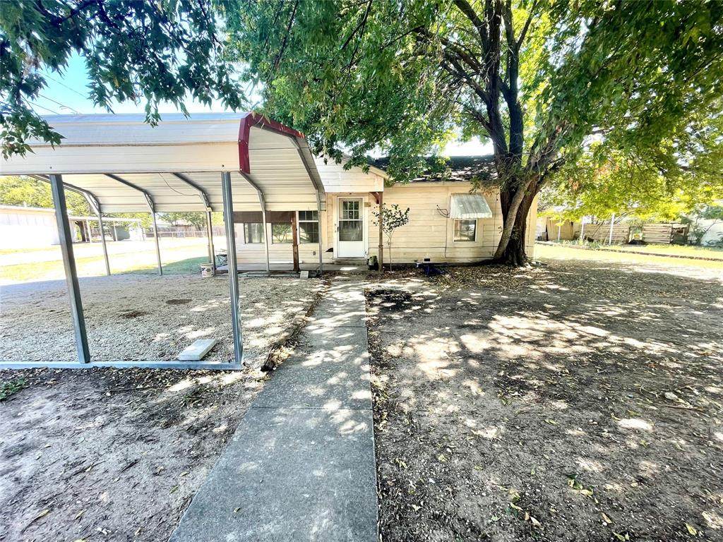 1006 Avenue J - Photo 1
