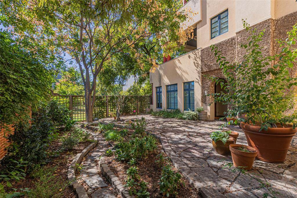 2203 Allen Street - Photo 1