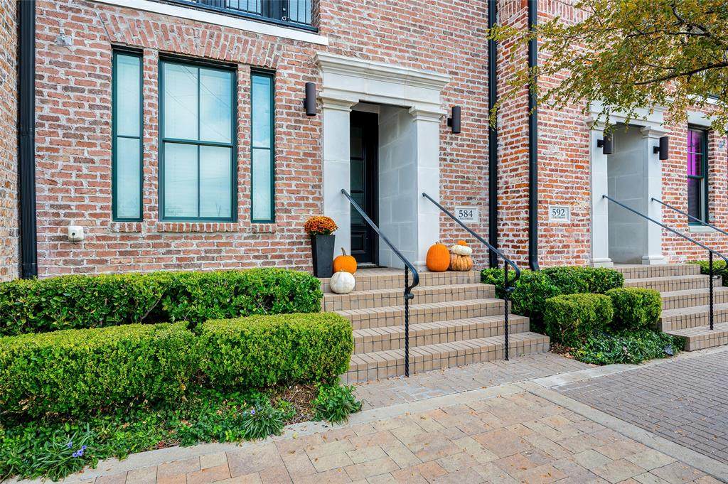 584 Pearl Expressway - Photo 1