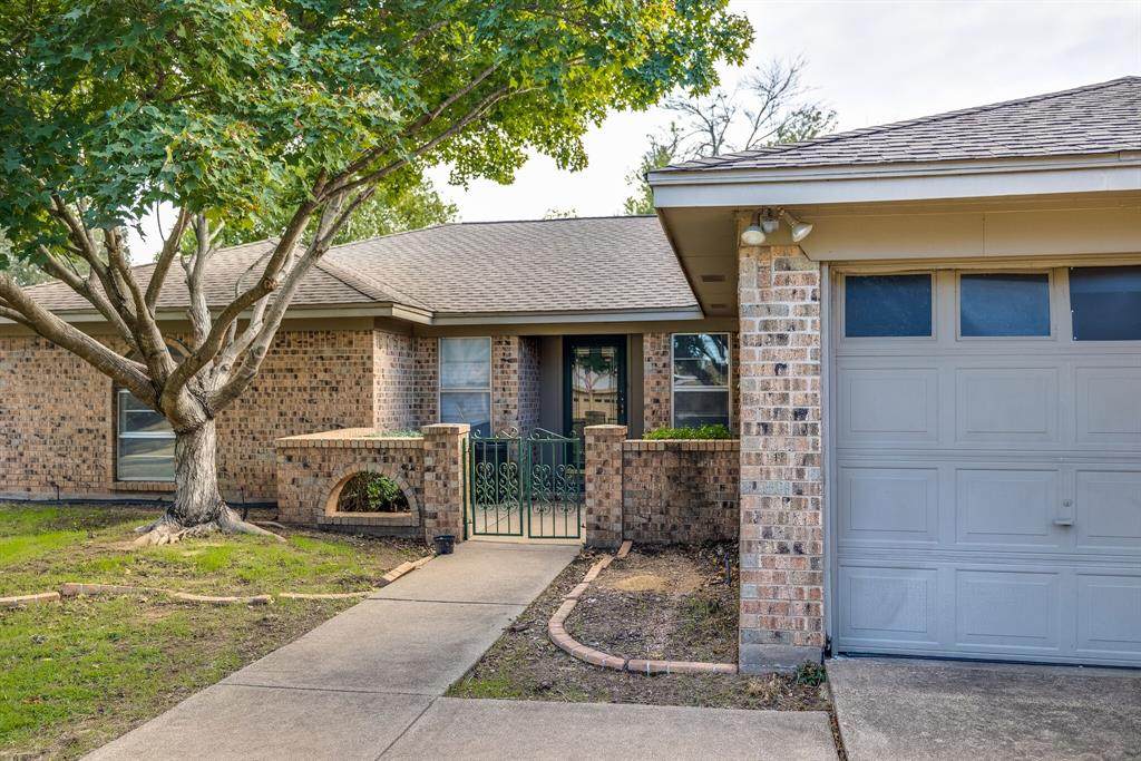 305 Northglen Drive - Photo 1