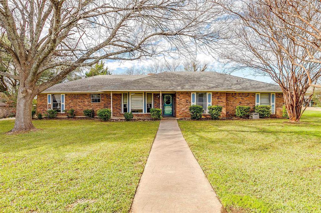 413 Shadowwood Trail - Photo 1