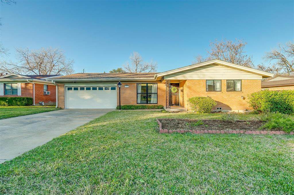 2712 Sadler Avenue - Photo 1