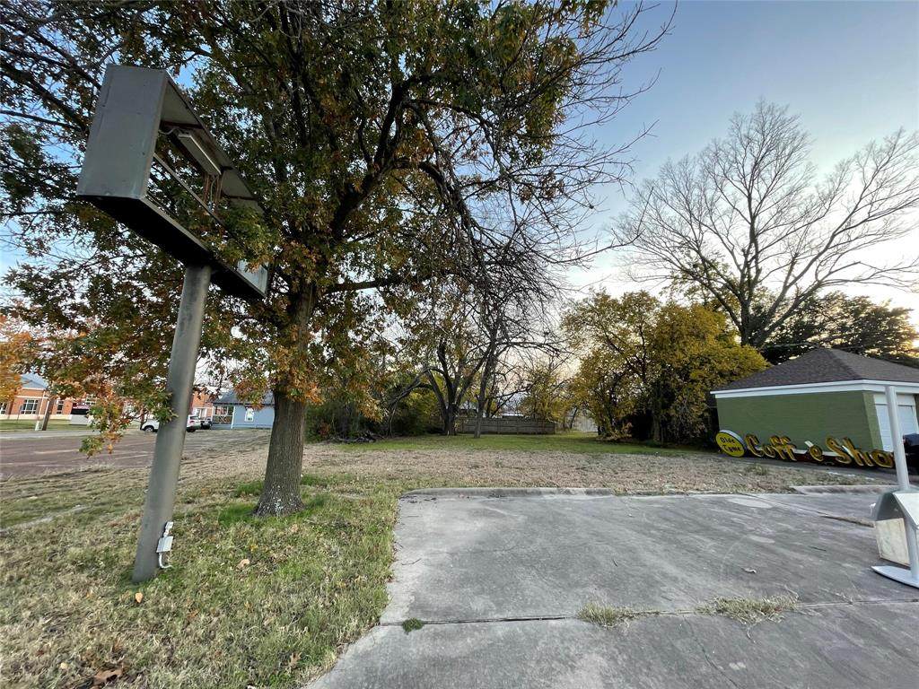 1203 Sycamore Street - Photo 1
