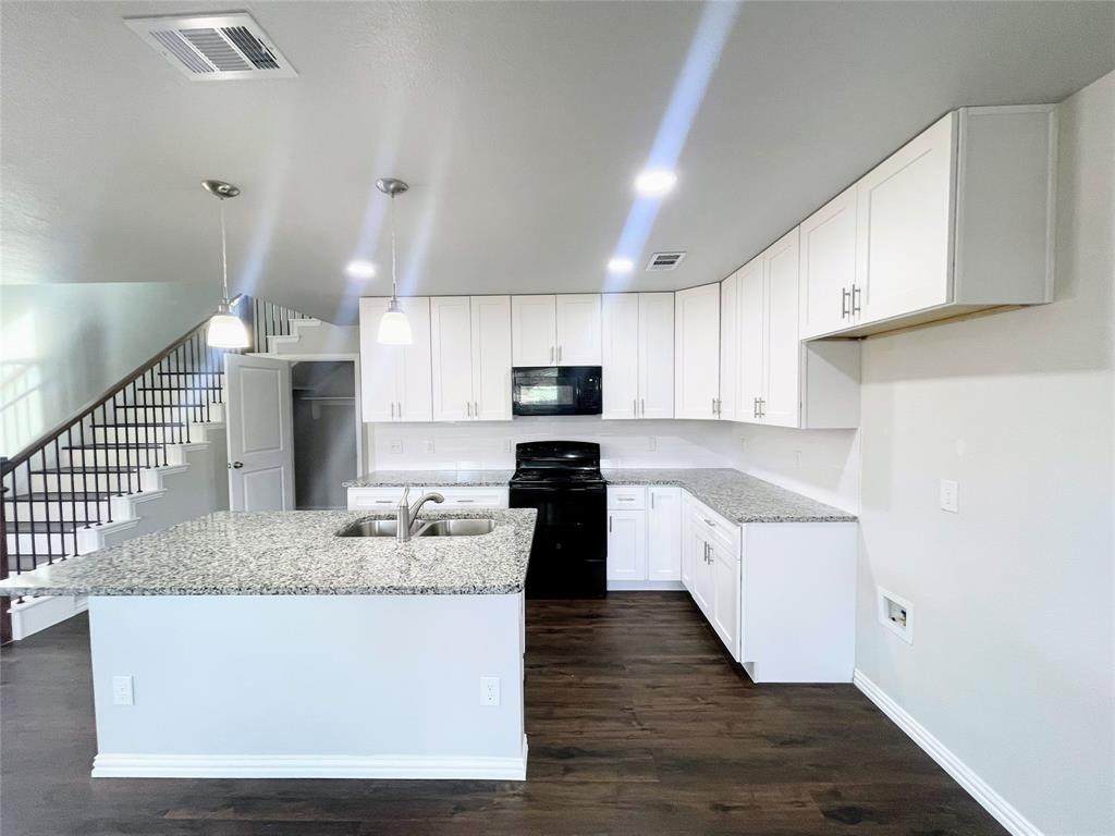 602 Sabine Avenue - Photo 1