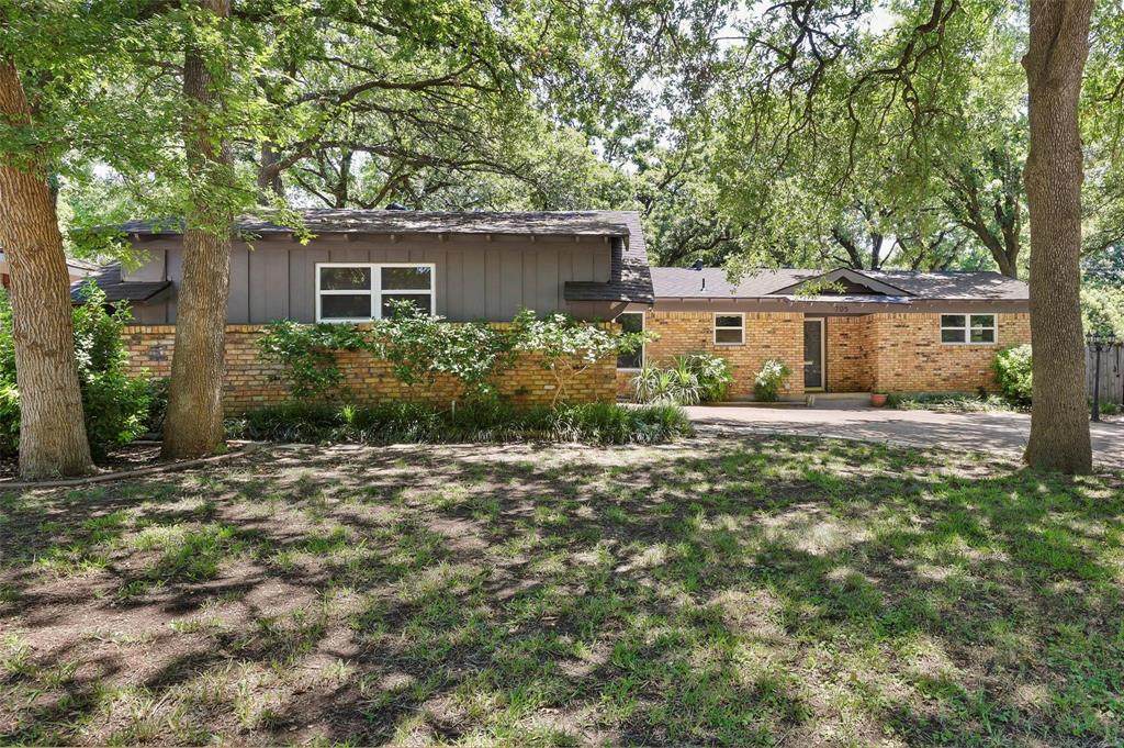 705 Oakwood Drive - Photo 1