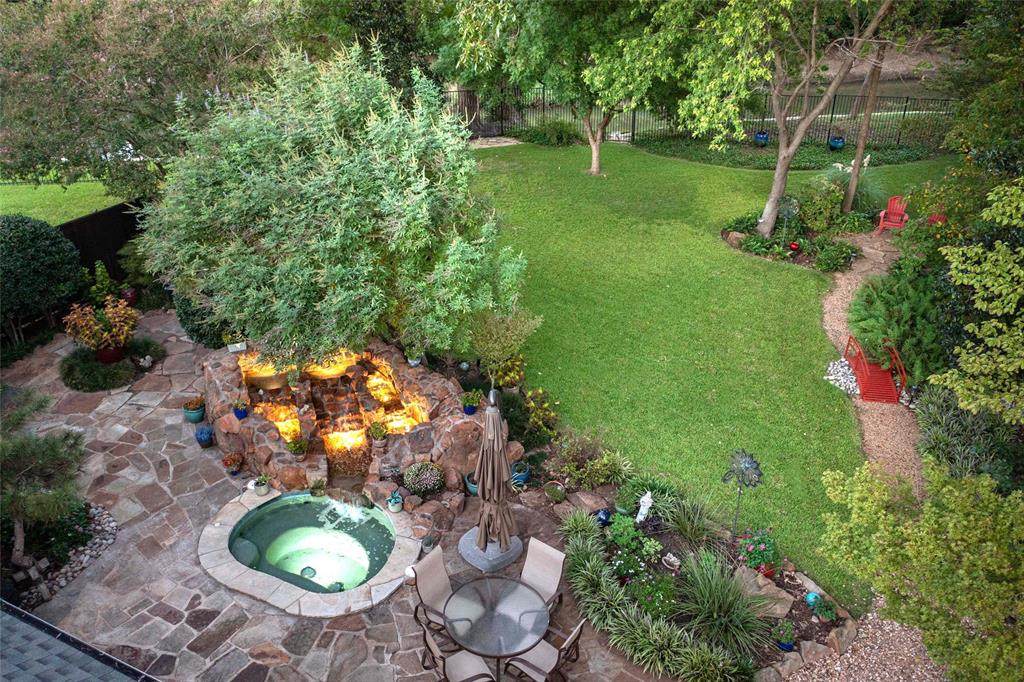 204 Hollywood Drive - Photo 1