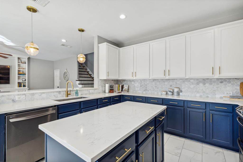 1020 Long Pointe Avenue - Photo 1