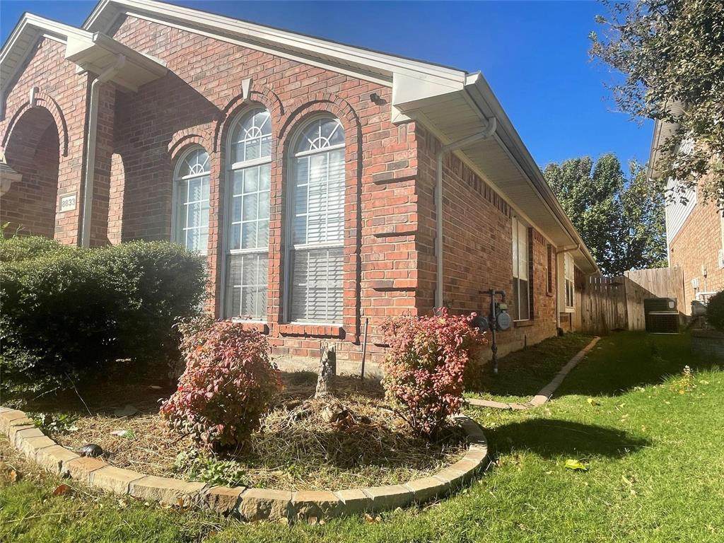 8833 Sunset Trace Drive - Photo 1