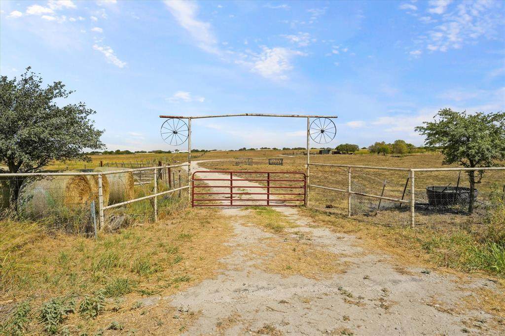 696 Hill County Road 4421 - Photo 1