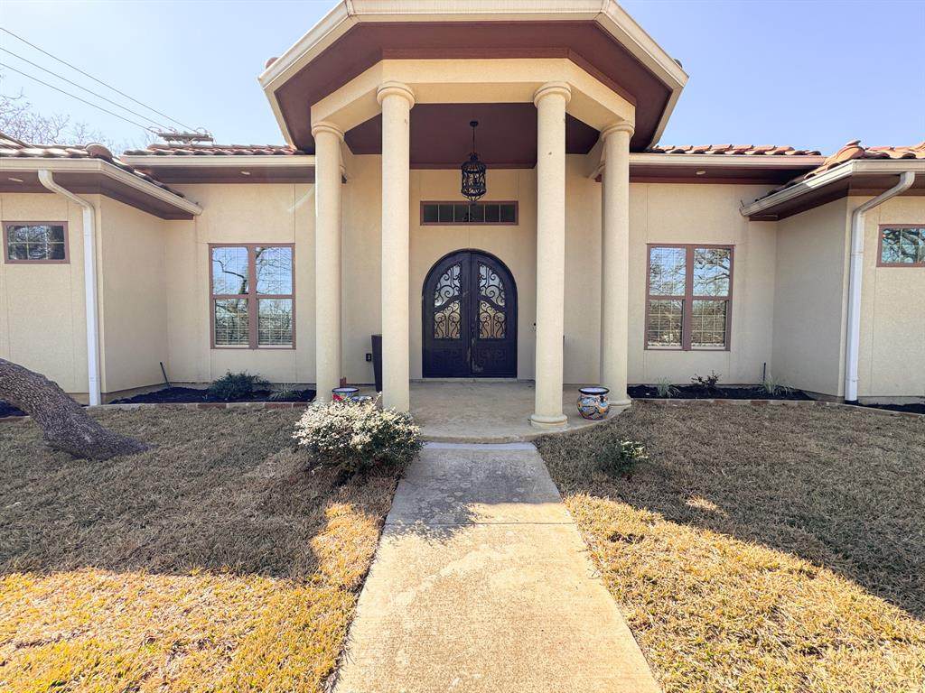 1302 Woodridge Circle - Photo 1