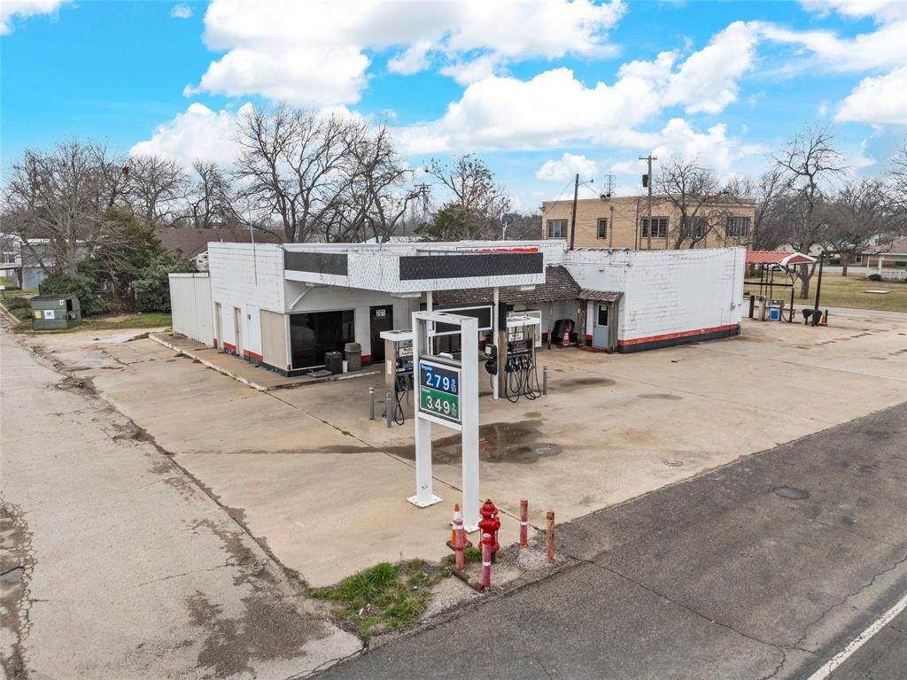 201 Oak Street - Photo 1