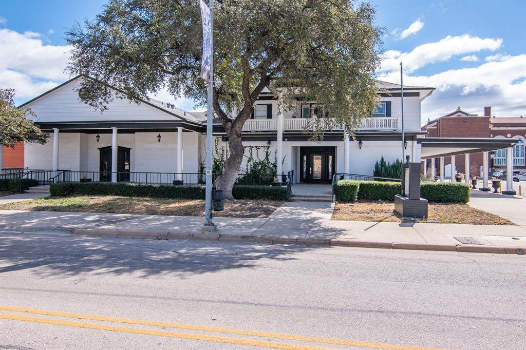 800 Center Avenue - Photo 1