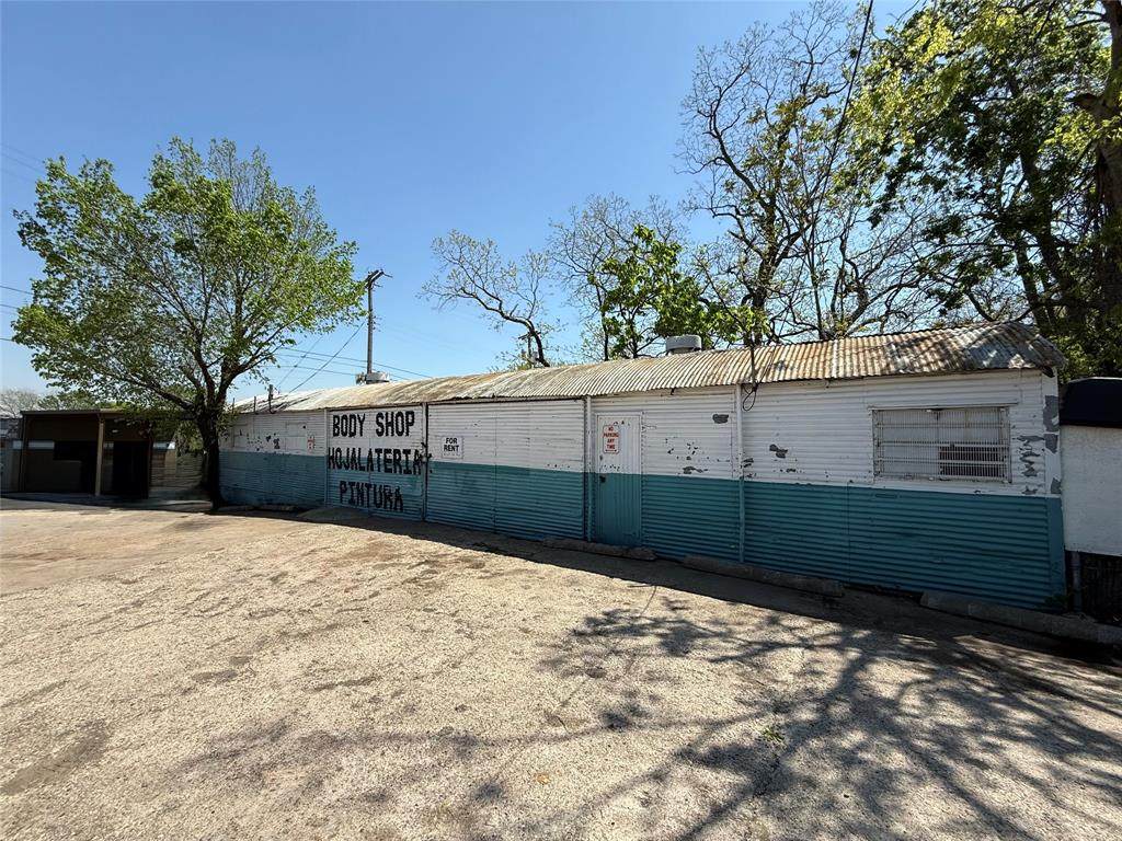 1402 Fort Worth Avenue - Photo 1