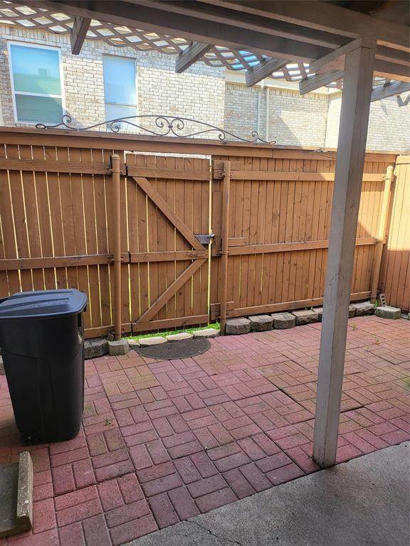 208 Village North Drive - Photo 1
